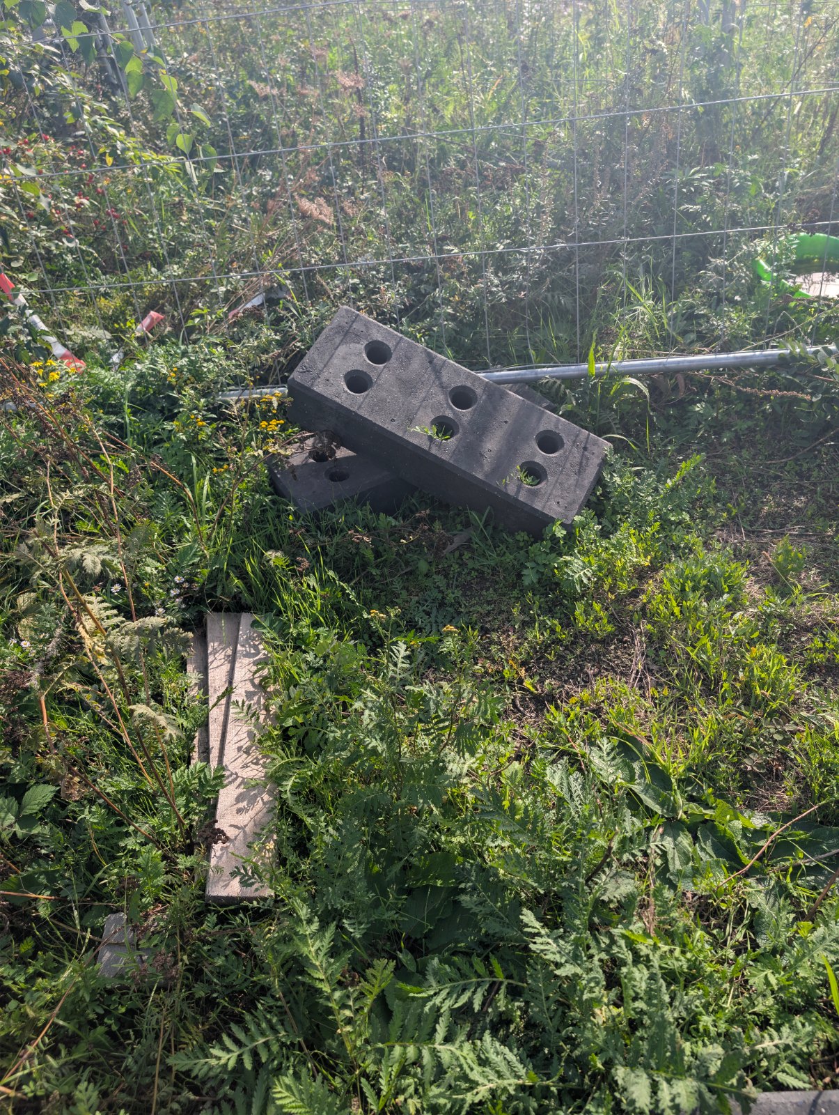 Gebrauchte Bauzaunfüße mit Stecköffnungen