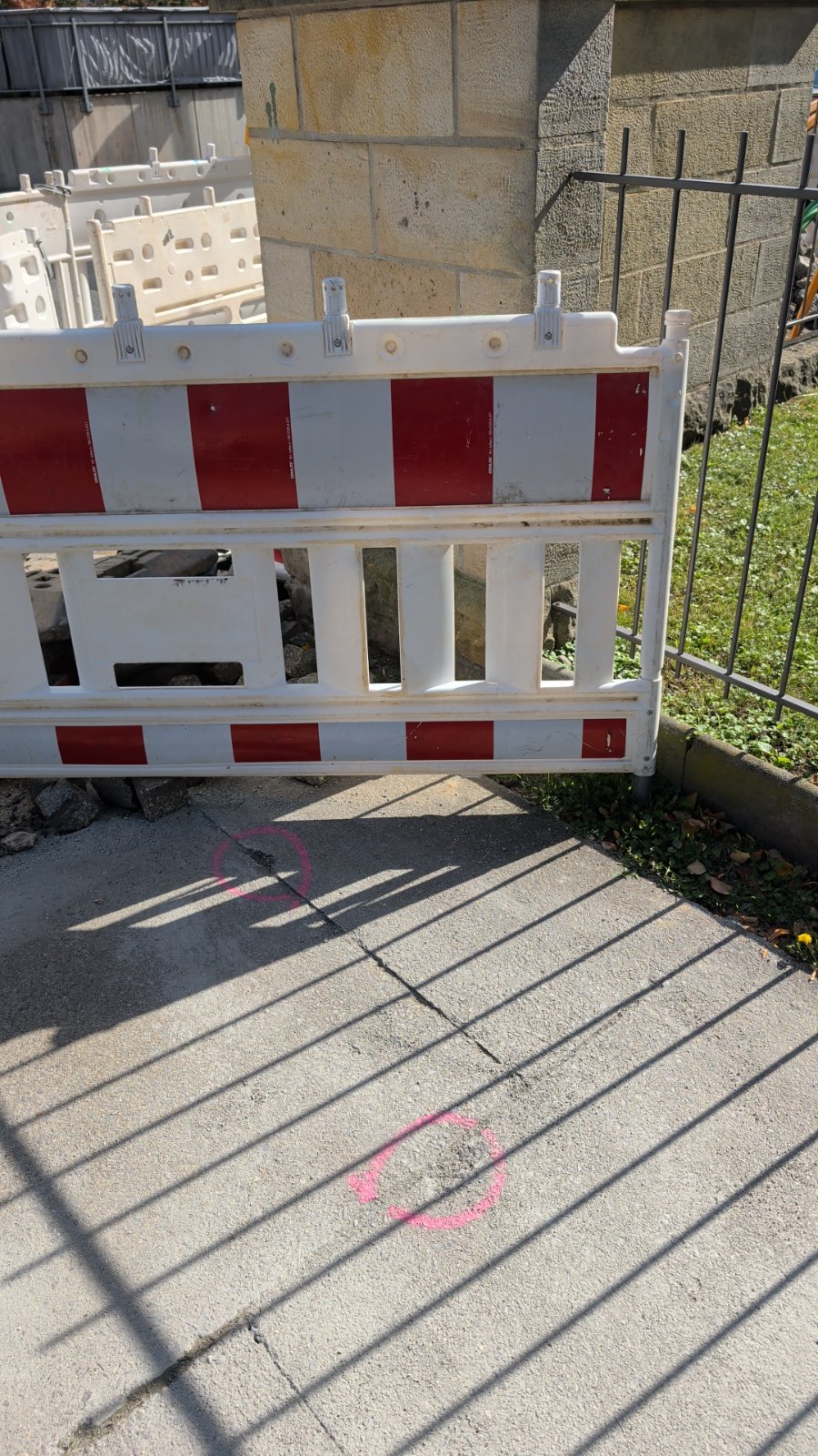 Rot-weiße Baustellenabsperrgitter