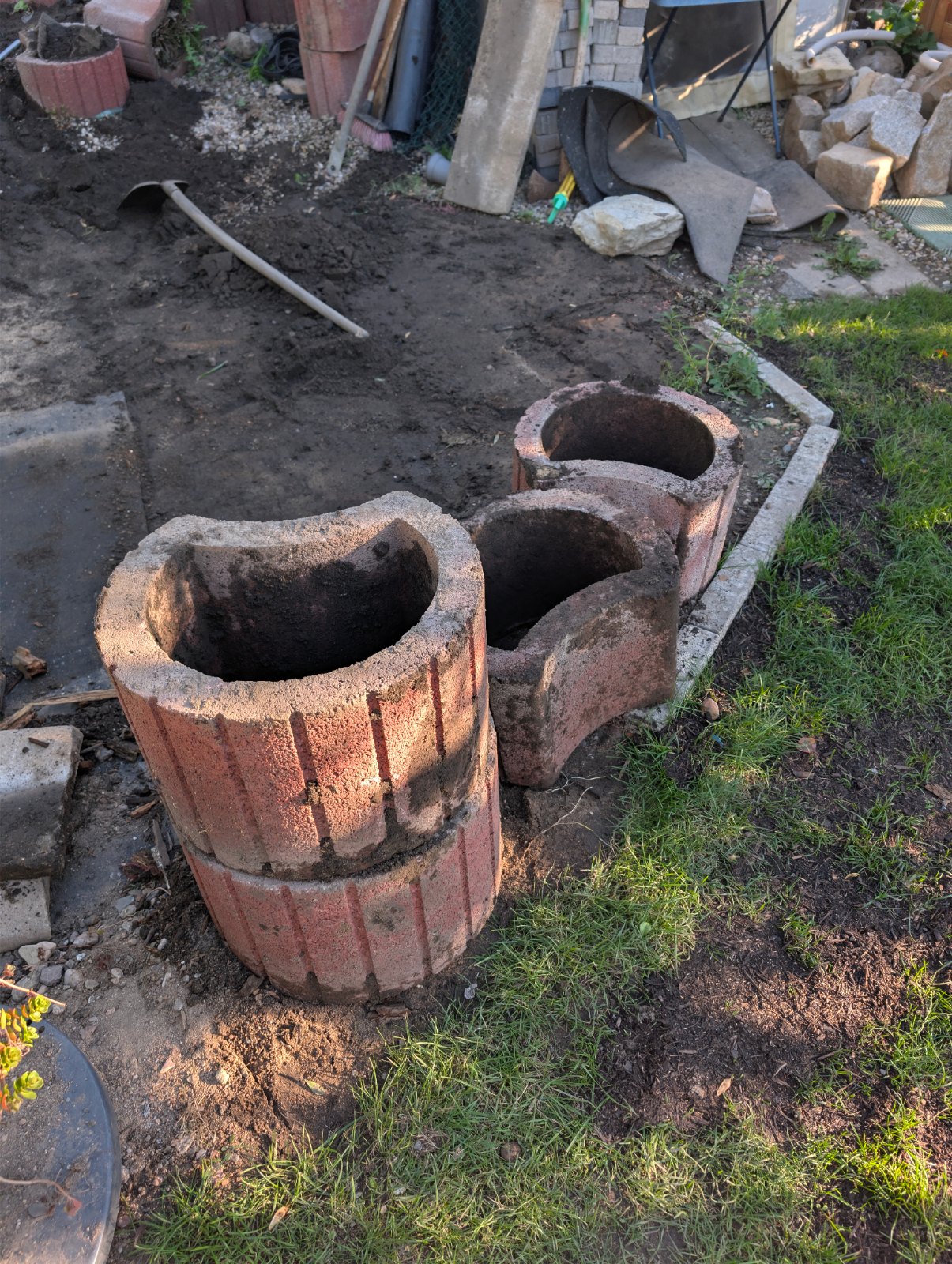 Rötliche Pflanzringe aus Beton