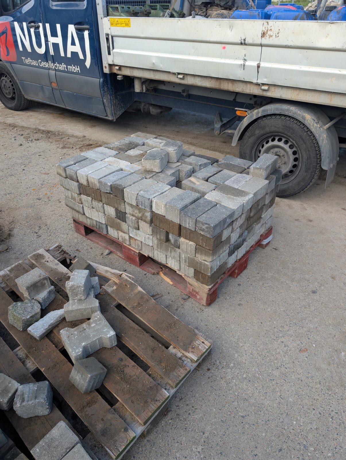 Pflastersteine Beton, grau, gebraucht auf Paletten