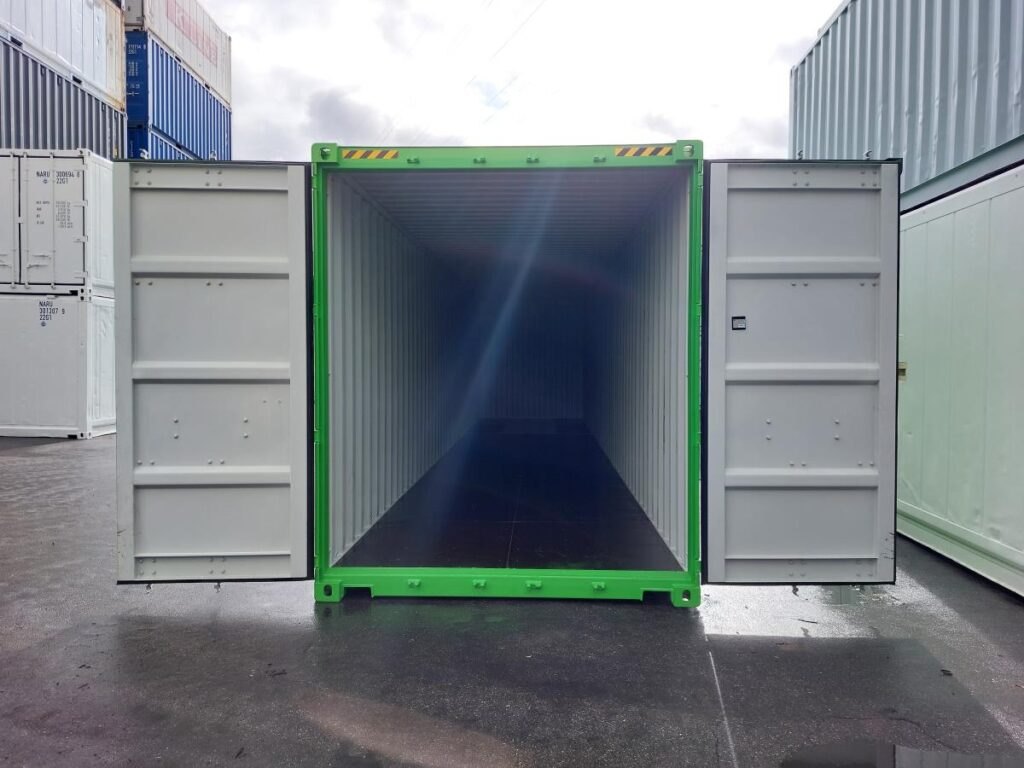 Seecontainer mit grünem Rahmen und Doppelflügeltür