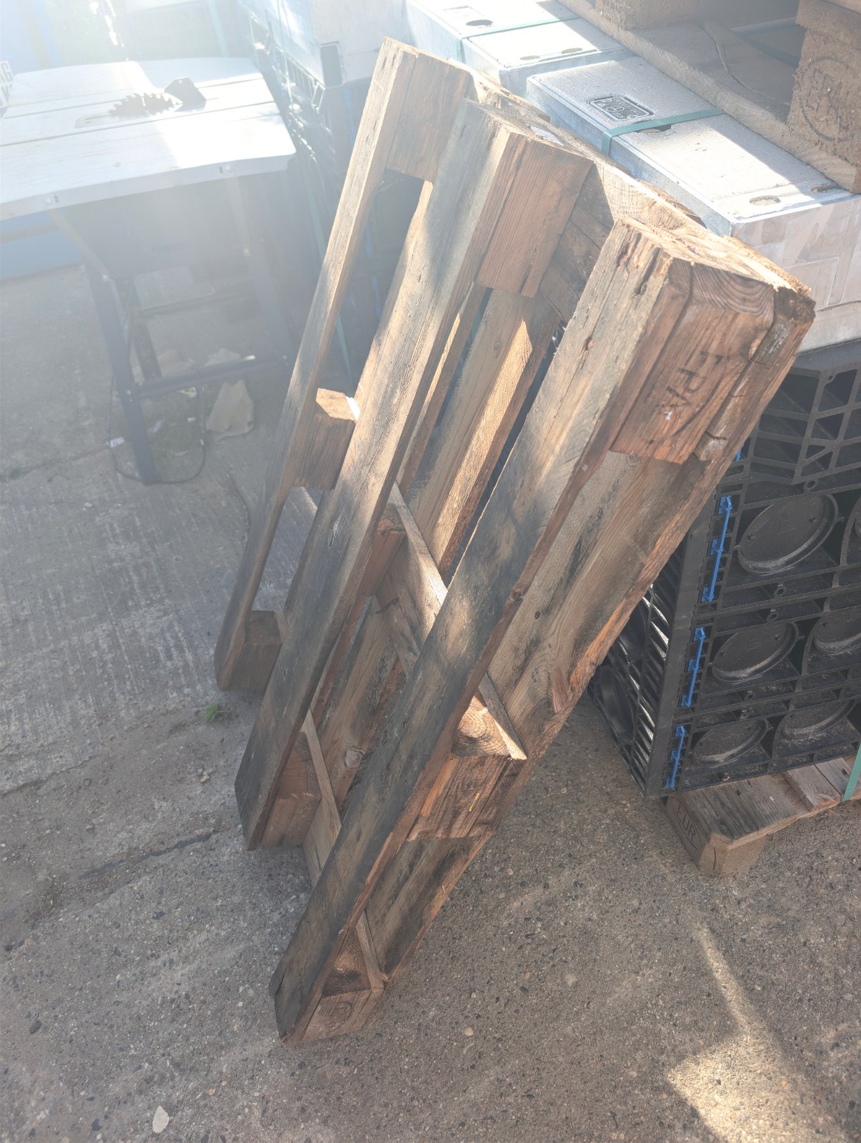 Stark gebrauchte Holzpalette